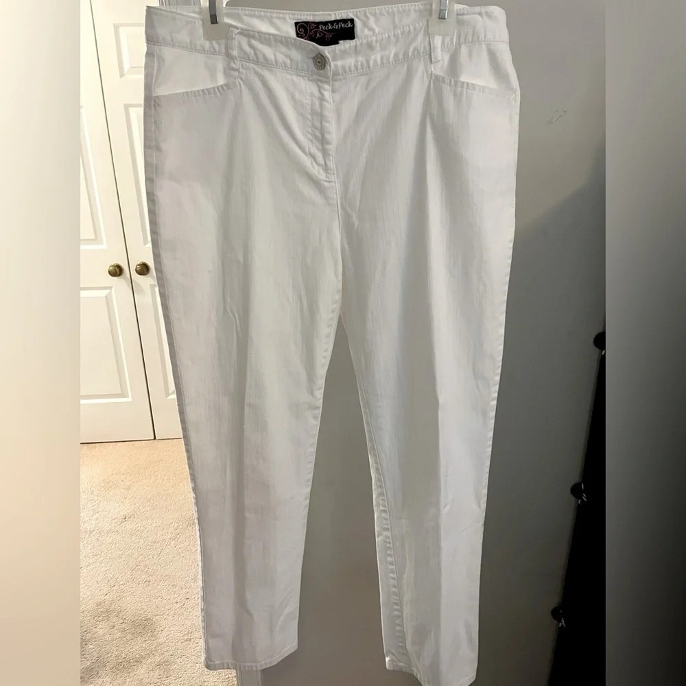 Peck & Peck 10 white cotton/spandex pants. Zip @ front monogrammed metal button.